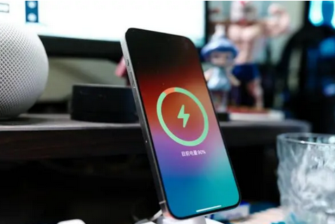 昭通苹果15换屏服务分享用什么充电器给iPhone15充电更好 